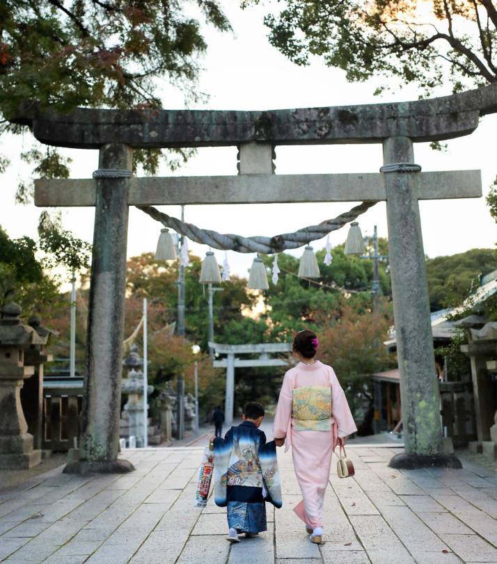 琴崎八幡宮に七五三詣している親子