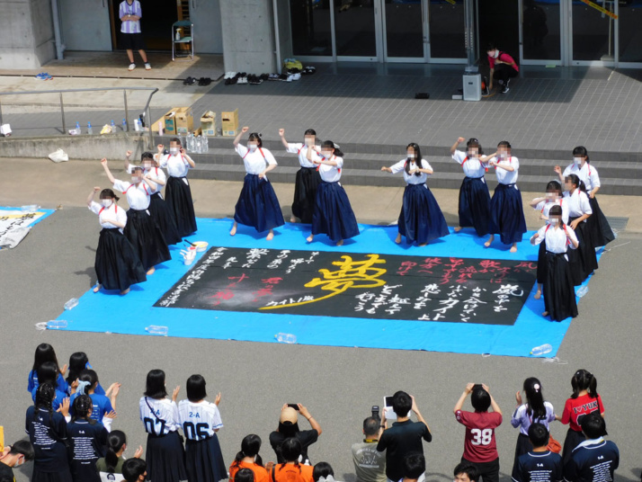 和歌山県立向陽中学校・高等学校の文化祭で書道パフォーマンスを披露する生徒たち