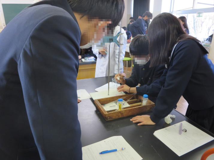 和歌山県立向陽高等学校の実験風景