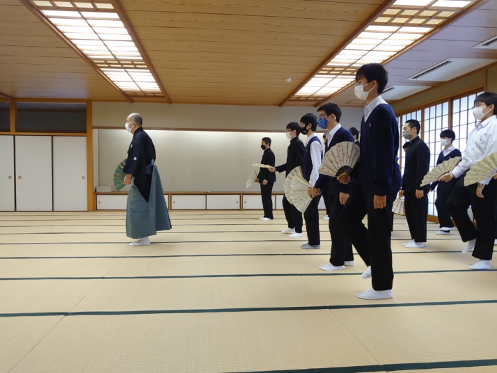 能楽教室に参加する國學院大學久我山中学高等学校の生徒たち