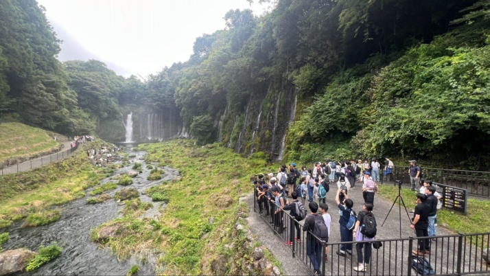 富士巡検に参加している國學院大學久我山中学高等学校の生徒たち