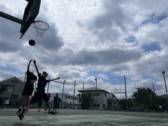 バスケットボールをする國學院大學久我山中学の生徒たち