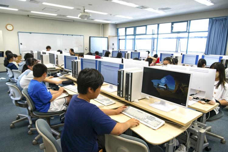 公文国際学園中等部・高等部の情報の授業風景