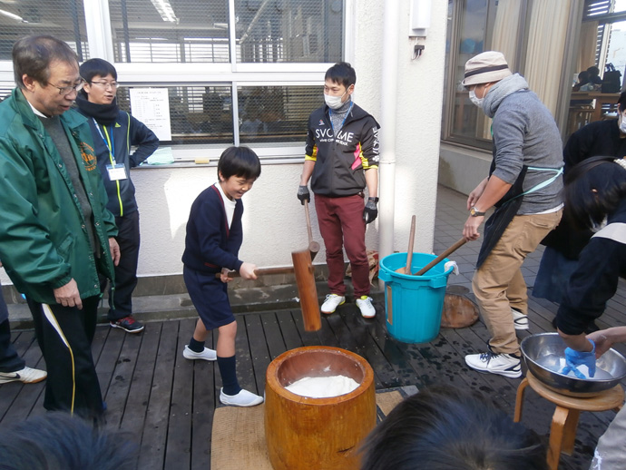 国立学園小学校の「もちつき大会」の様子