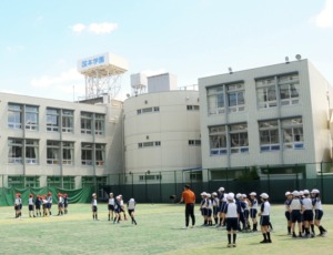 国本小学校の校舎と運動場