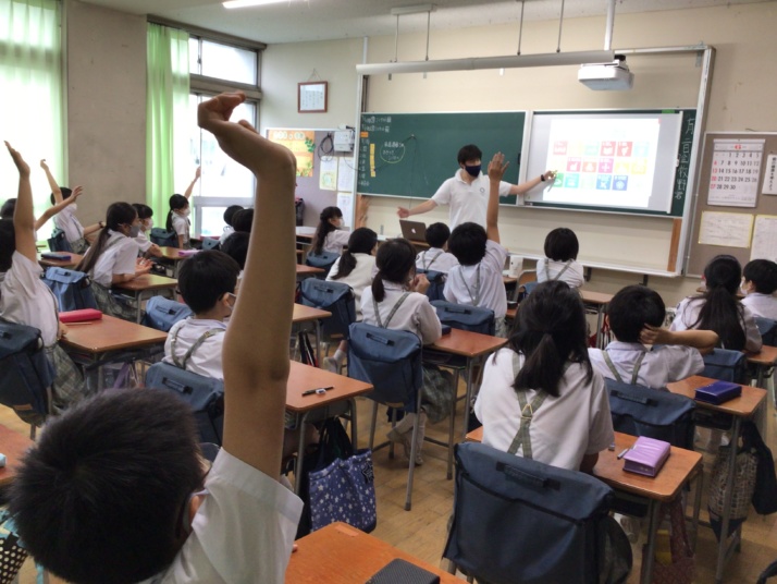 授業で積極的に手を挙げる国本小学校の児童たち