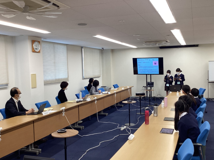 国本小学校では企業を訪問し、プレゼンテーションする機会もある