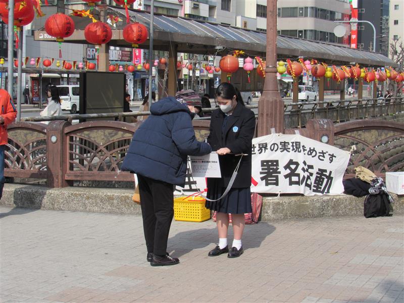 活水中学校・高等学校の平和学習部にて署名活動をしている様子