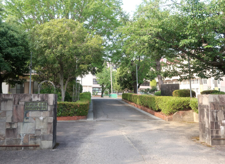 活水中学校・高等学校の校門