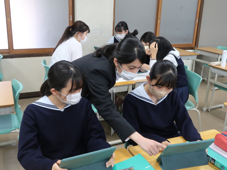 活水高等学校の探究学習の授業風景