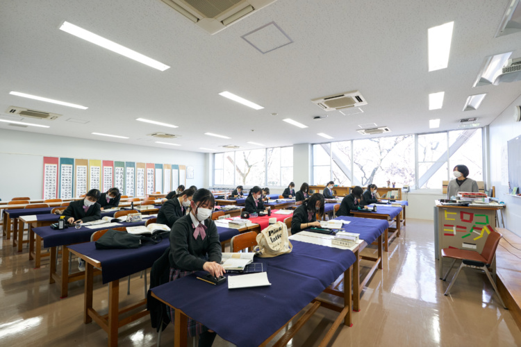 共立女子第二中学校高等学校の生徒が書道の授業を受けるようす