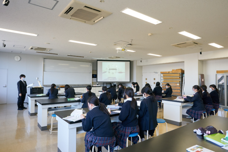 共立女子第二中学校高等学校の生徒が授業を受けるようす