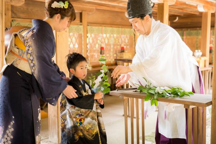 「京都着物レンタル夢館 五条店」で撮影された神主さんとの写真