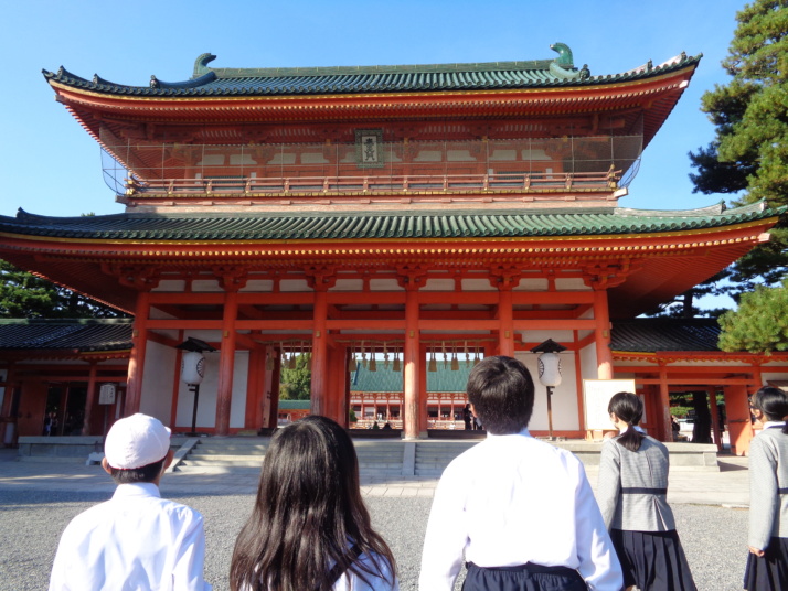 京都文教小学校から徒歩10分のところにある平安神宮應天門