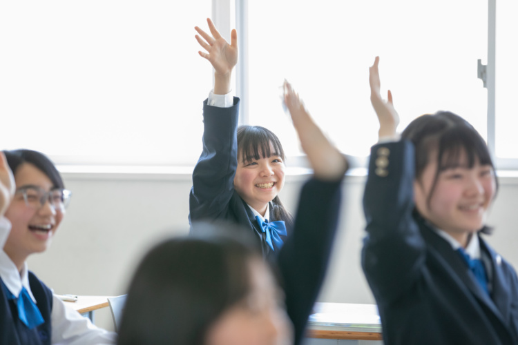 堺リベラル中学校の授業で挙手する生徒たち