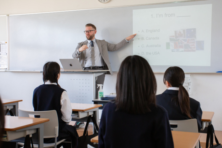 堺リベラル中学校における英語の授業風景