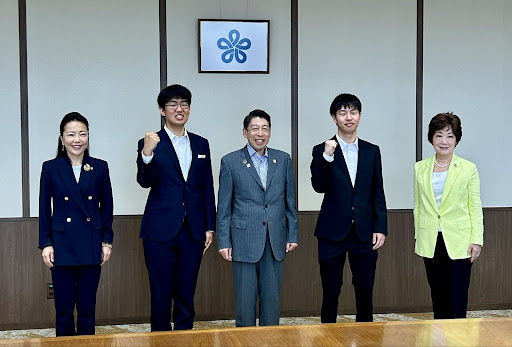 福岡県知事を訪問し、ニュートンも学んだイギリスのケンブリッジ大学トリニティカレッジへの合格を報告するリンデンホールスクール中高学部の生徒