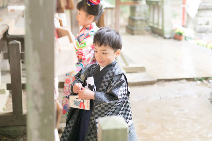 間々田八幡宮で絵馬を手にする祝い子