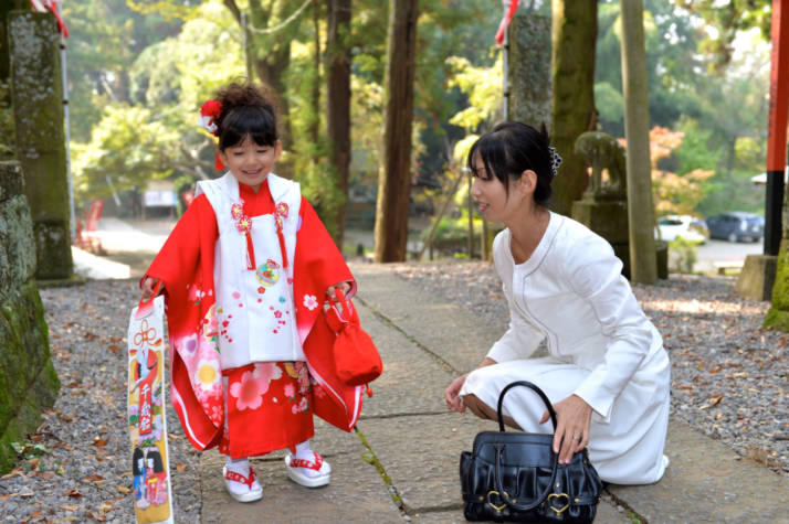 千歳飴を手にする七五三の祝い子