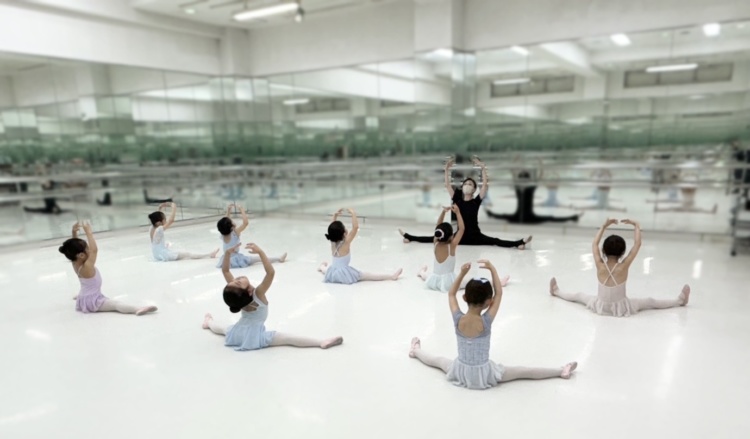 「松山バレエ学校」の生徒たちのレッスン風景