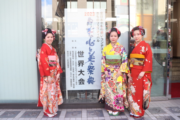 松山東雲中学・高等学校の女子力向上同好会（きもの装い）の世界大会出場時の集合写真