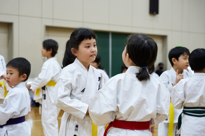 松濤明武会で空手を学ぶ子どもたち