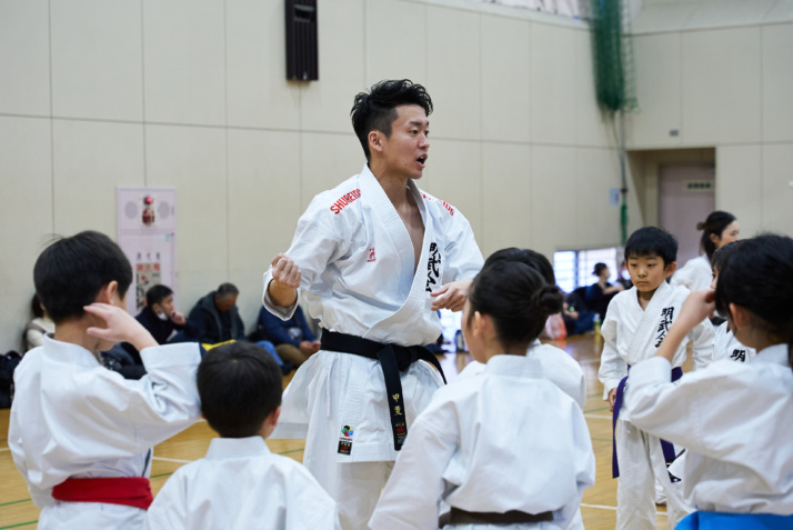 子どもたちに空手を教える松濤明武会の講師