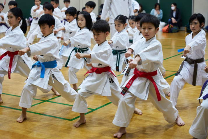 松濤明武会の教室で空手を学ぶ子どもたち