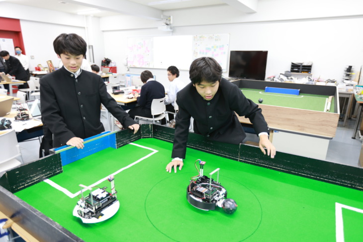 明法中学・高等学校のサイエンスGEでのロボットプログラミングの様子