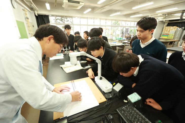 明法中学・高等学校の理科実験の様子