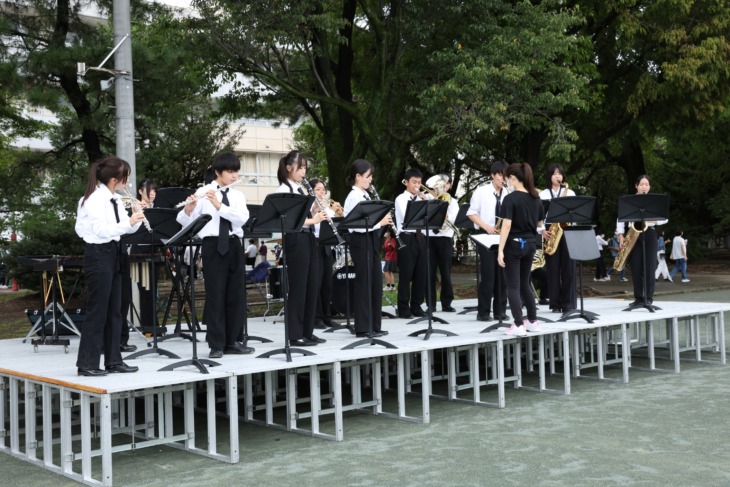 明法中学・高等学校の文化祭「明法祭」での演奏の様子