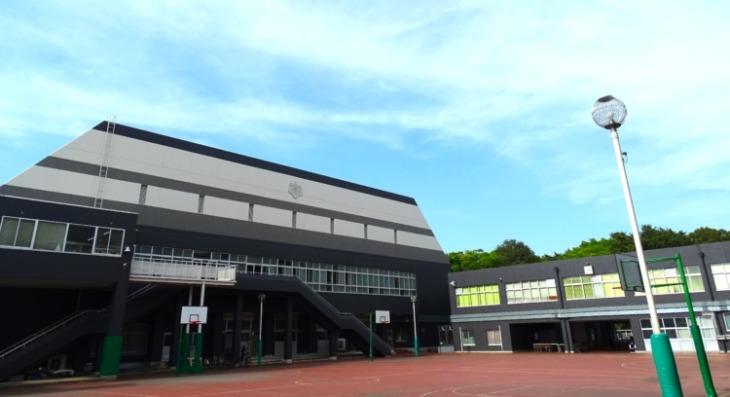 茗溪学園中学校高等学校の中庭