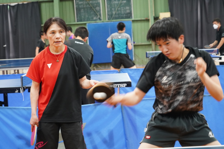 「明徳義塾中学・高等学校」の卓球部の練習風景