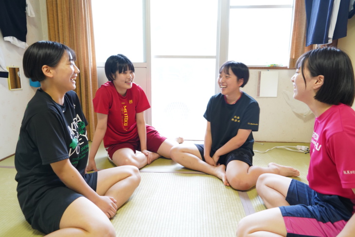 「明徳義塾中学・高等学校」の女子寮の生活風景