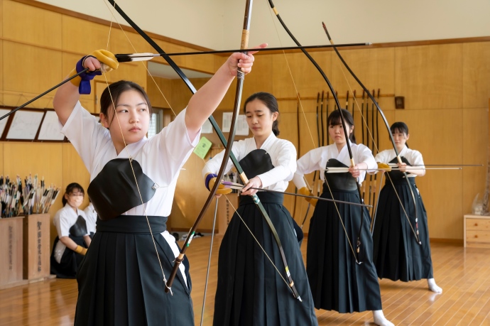 「聖園女学院中学校・高等学校」の生徒が弓道を行う様子