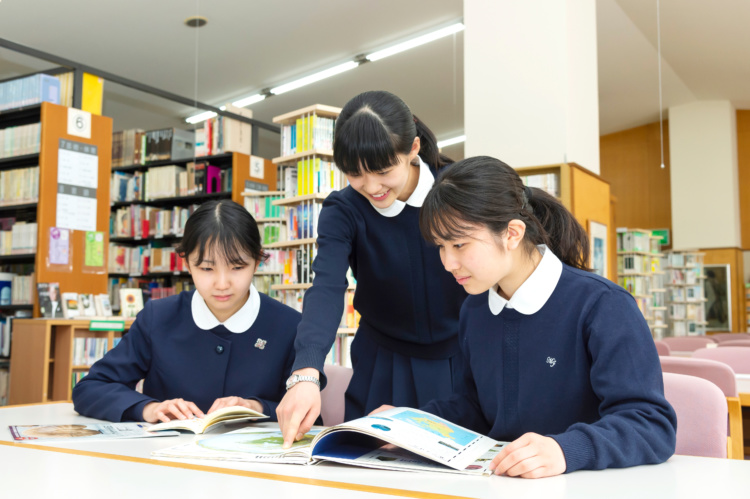 「聖園女学院中学校・高等学校」の生徒たちが図書室で学習している様子