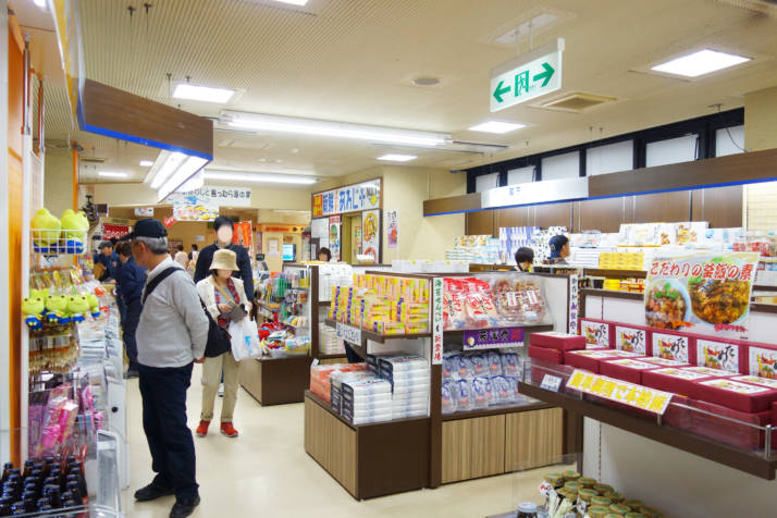 兵庫県淡路市の道の駅あわじにあるお土産店の様子