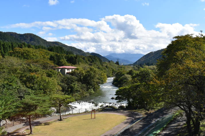 新潟県胎内市の「道の駅 胎内」の近くを流れる胎内川