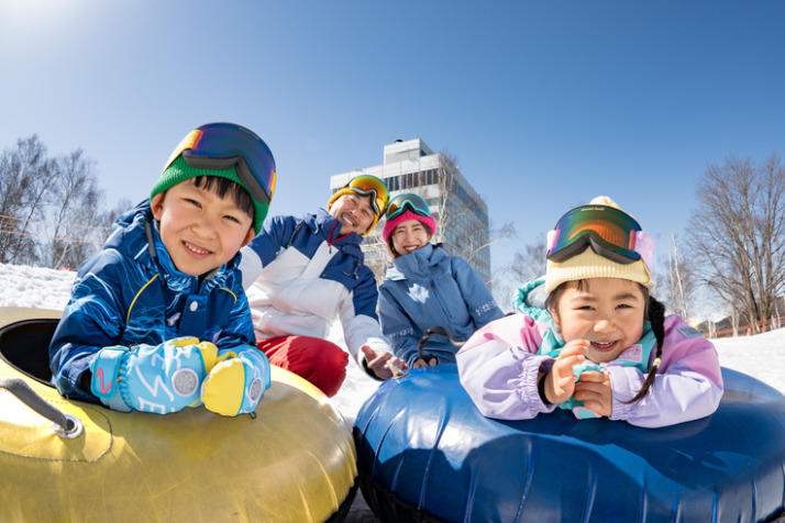 群馬県利根郡みなかみ町にある「水上高原ホテル２００」に泊まった家族がゲレンデで遊ぶ様子