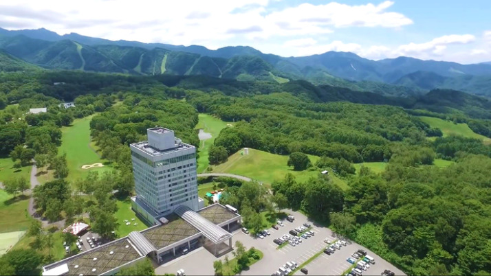 群馬県利根郡みなかみ町にある「水上高原ホテル２００」を上空から眺める