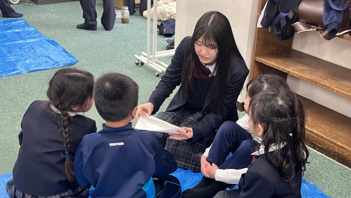 箕面自由学園小学校の併設高校生徒との交流