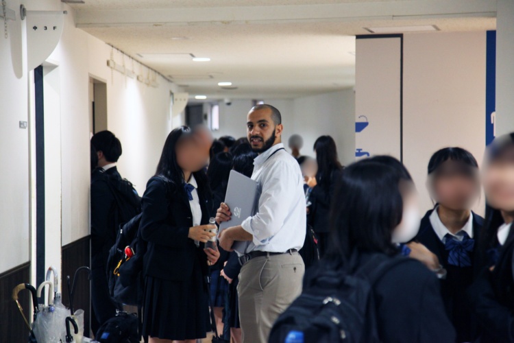 三田国際学園中学校・高等学校のネイティブ教員と生徒たち