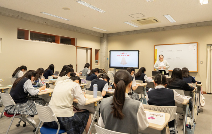 ネイティブ教員の授業を受ける三輪田学園中学校・高等学校の生徒たち