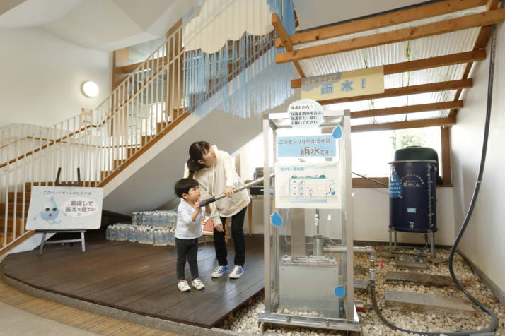 京エコロジーセンターの展示物「雨水ポンプ・タンク」