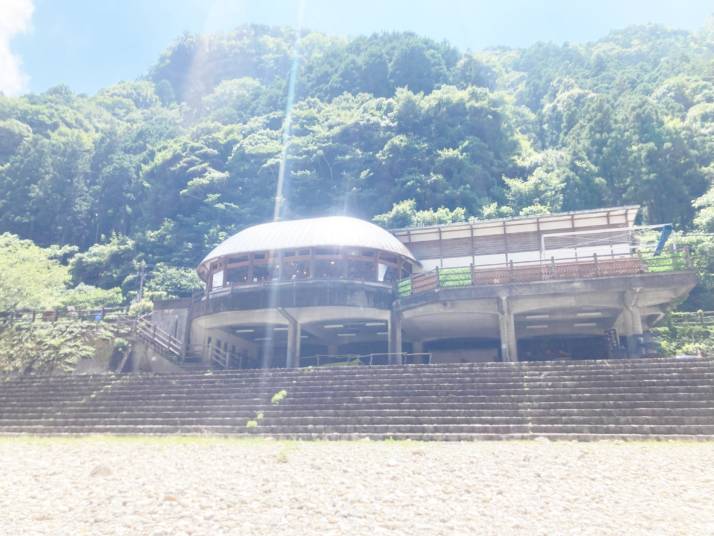 和歌山県東牟婁郡古座川町にある「道の駅 一枚岩 モノリス」を川原から眺める