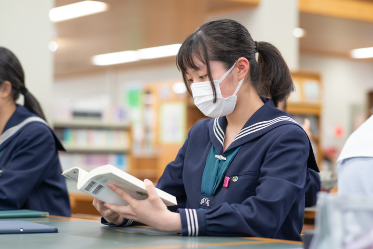 武庫川女子大学附属中学校・高等学校の読書風景