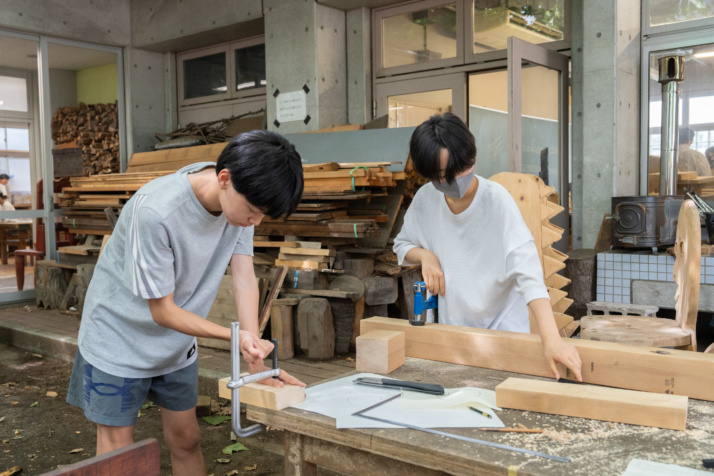 「明星学園中学校」の木工室での作業風景