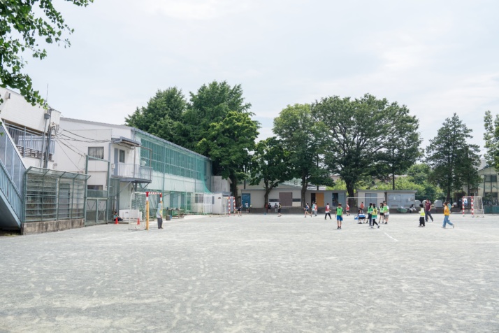 「明星学園中学校」のグラウンド