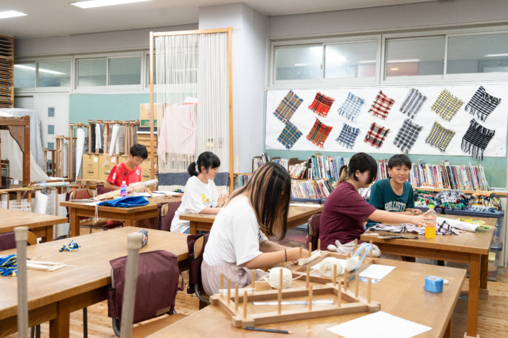 「明星学園中学校」の工芸室での作業風景