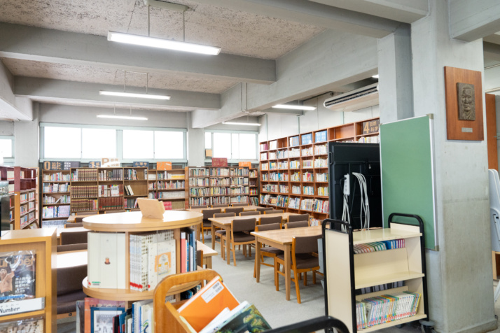 「明星学園中学校」の図書室